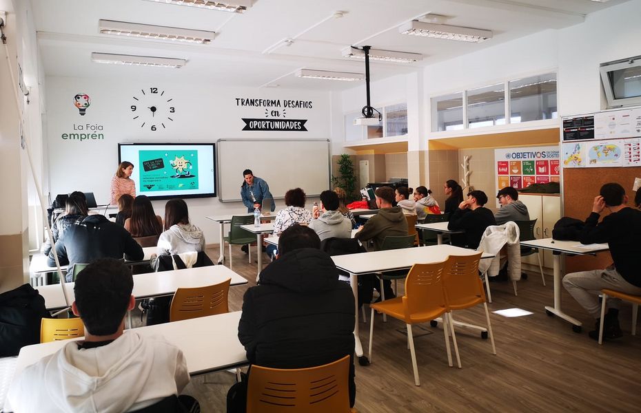 Estudiants d'FP de l'IES La Foia (Ibi) participen en un Hackatón per a buscar solucions innovadores i sostenibles a problemes reals de la comarca